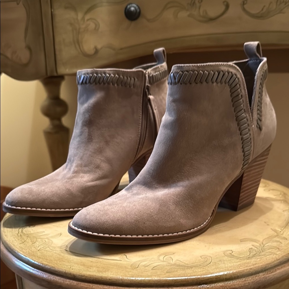 dv8 - Dolce Vita suede booties with zip size 9